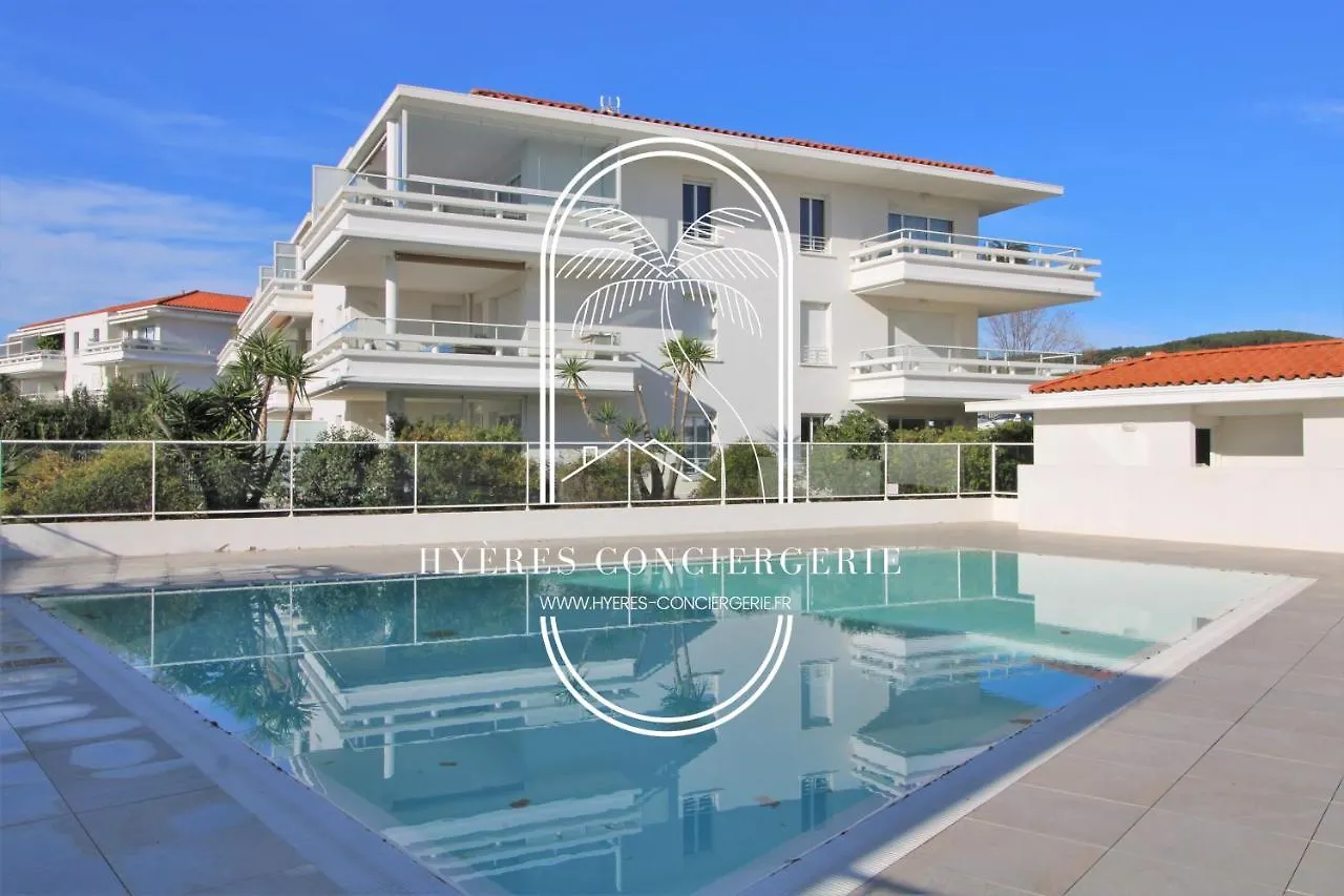 Au bout de la rue la Mer- T3 jardin/piscine PARKING/WIFI Carqueiranne Appartement