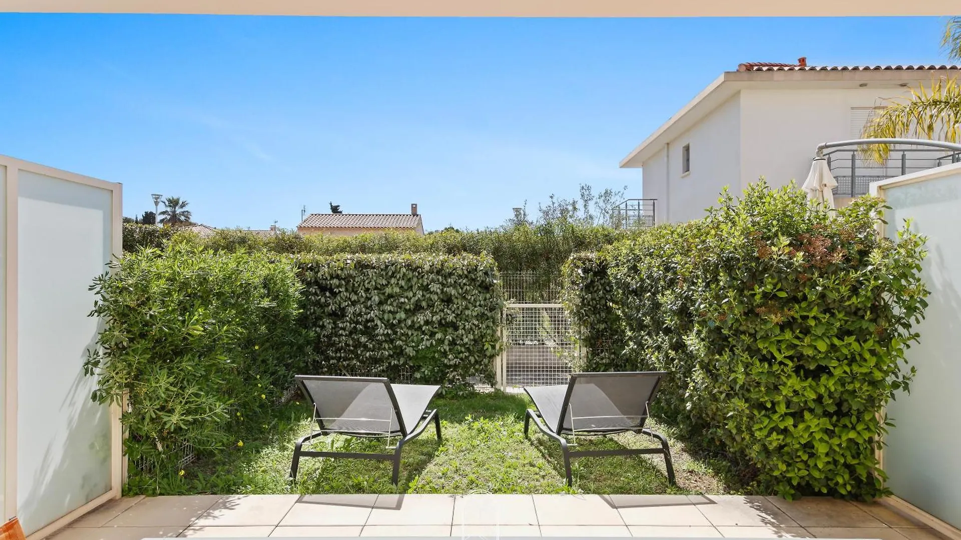 Au bout de la rue la Mer- T3 jardin/piscine PARKING/WIFI Carqueiranne Appartement